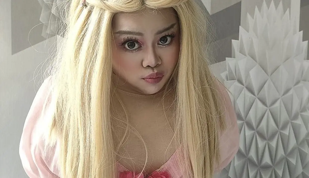 Kekeyi pun berpose dengan gaya ala Barbie agar hasilnya lebih maksimal.  [Instagram/@rahmawatikekeyiputricantikka23]