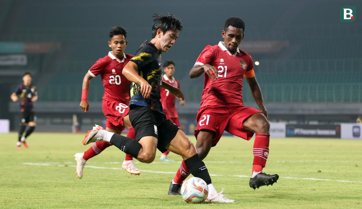 <p>Pemain&nbsp;Indonesia U-17, Iqbal Gwijangge (kanan), berusaha menghadang pergerakan dari pemain Timnas Korea Selatan U-17 dalam pertandingan uji coba yang berlangsung di Stadion Patriot Candrabhaga, Bekasi, Rabu (30/8/2023). (Bola.com/Abdul Aziz)</p>
