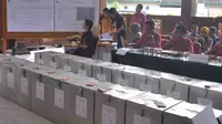 Proses rekapitulasi perolehan suara pilkada 2017 di PPK Junrejo Kota Batu, Jawa Timur (Zainul Arifin/Liputan6.com)