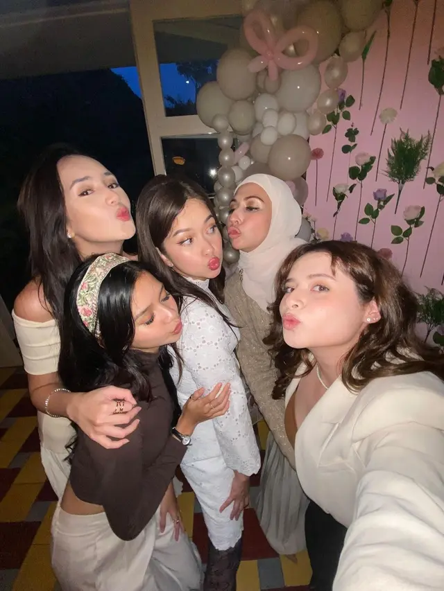 6 Potret Persahabatan Pemain Sinetron Mermaid In Love Rayakan Ultah Rebecca Klopper, dari Beby Tsabina hingga Deswita Maharani