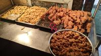 Kedai ayam goreng yang ditemukan Bola.com ketika meliput SEA Games 2021 di Vietnam. (Muhammad Adiyaksa/Bola.com)