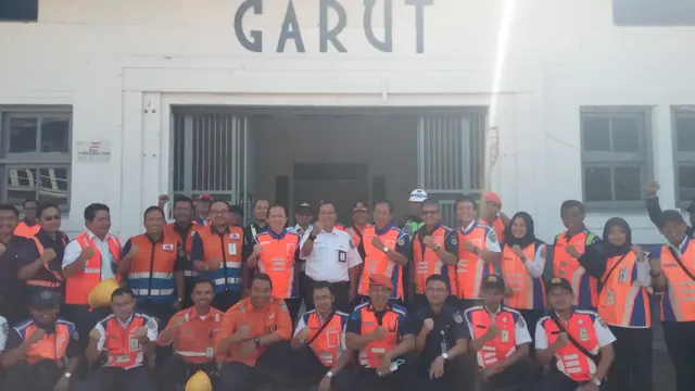 Dirut PT KAI Edi Sukmoro bersama Direksi PT KAI Lainnya berfoto bersama di selepas pengecekan progres reaktivasi kereta api Cibatu-Garut di Stasiun Garut, Kamis (20/6/2019)