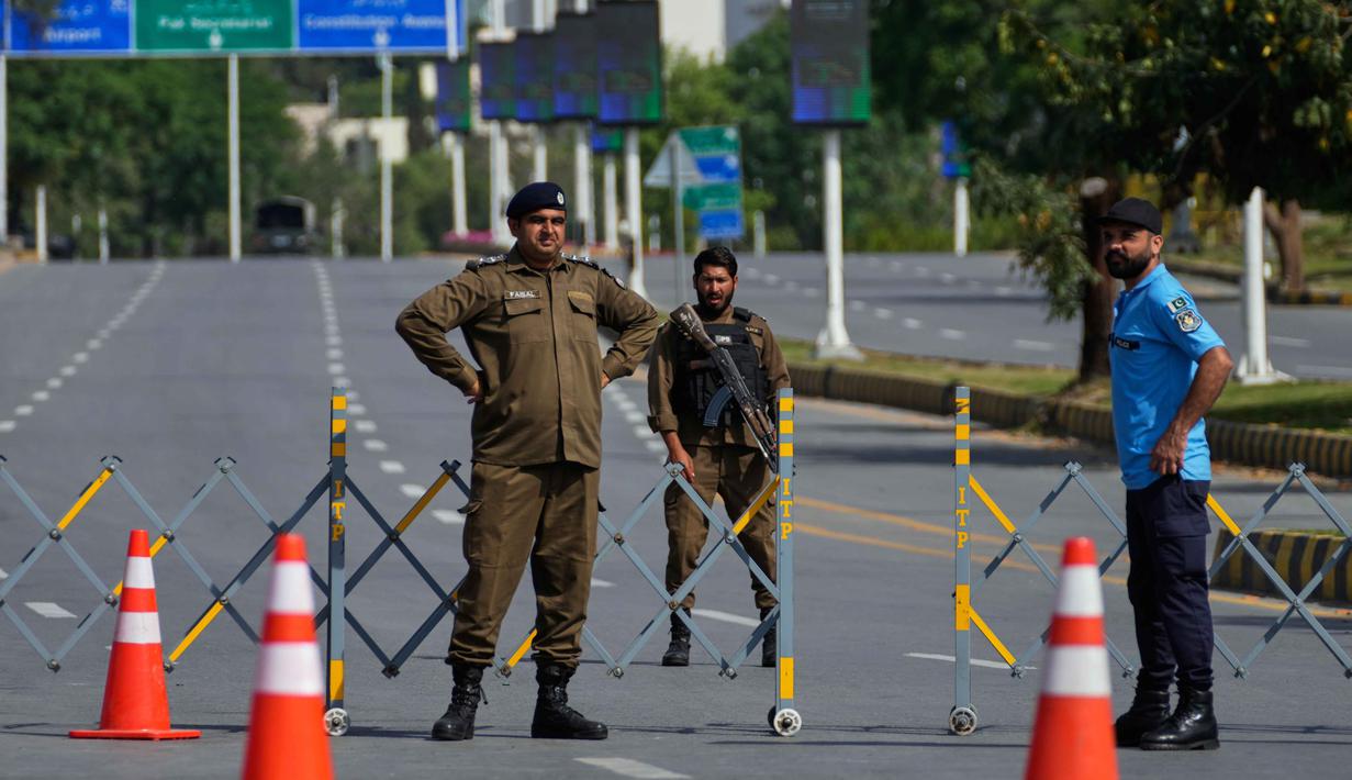 Sejumlah petugas keamanan dilaporkan siaga di sejumlah titik penting, termasuk hotel tempat delegasi menginap. Tampak dalam foto, petugas polisi berjaga di pos pemeriksaan yang dibarikade menjelang putaran kedua negosiasi antara Amerika Serikat dan Iran, di Islamabad, Pakistan, Selasa 21 April 2026. (AP Photo/Anjum Naveed)