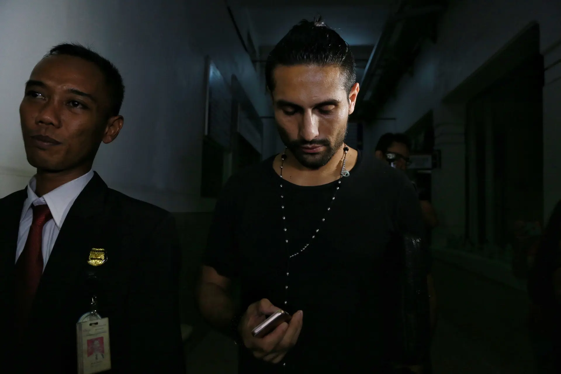 Rekan Selebritis jenguk Julia Perez di RSCM (Adrian Putra/bintang.com)