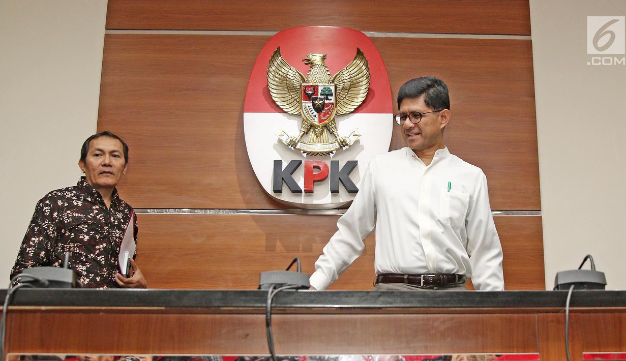 Wakil Ketua KPK Laode M. Syarif (kanan) bersama Saut Situmorang (kiri) saat jumpa pers di Jakarta, Jumat (16/3). KPK menetapkan Ahmad Hidayat Mus tersangka dugaan menyalahgunakan kewenangan pembebasan lahan Bandara Bobong. (Liputan6.com/Herman Zakharia)