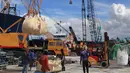 Sejumlah buruh saat bongkar muat di kawasan pelabuhan Sunda Kelapa, Jakarta, Sabtu (21/11/2020). Usai diterjang banjir rob yang melanda Pelabuhan Sunda Kelapa, aktivitas bongkar muat kembali normal. (merdeka.com/Imam Buhori)