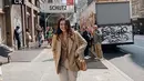 Padu padan blazer ala Aaliyah Massaid juga menarik untuk ditiru. OOTD liburannya dengan vest cokelat, dipadu celana serasi bermotif garis, dan blazer cokelat muda, sempurna menghadirkan look yang chic. [Foto: Instagram/aaliyah.massaid]