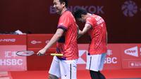 Aksi ganda putra Indonesia, Mohammad Ahsan/Hendra Setiawan, pada semifinal BWF World Tour Finals 2022 di Nimiburt Arena, Bangkok, Thailand, Sabtu (10/12/2022). (PBSI)
