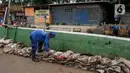 Sejumlah pekerja mengerjakan perbaikan turap Kali Baru, Jakarta, Selasa (16/11/2021). Perbaikan turap sebagai antisipasi meluapnya aliran air yang menyebabkan banjir di kawasan tersebut. (Liputan6.com/Johan Tallo)