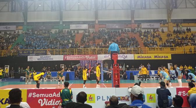 <p>Pertandingan hari pertama PLN Mobile Proliga 2023 di GOR Indoor Si Jalak Harupat, Kabupaten Bandung, Kamis (5/1/2023). (Bola.com/Muhammad Faqih)</p>