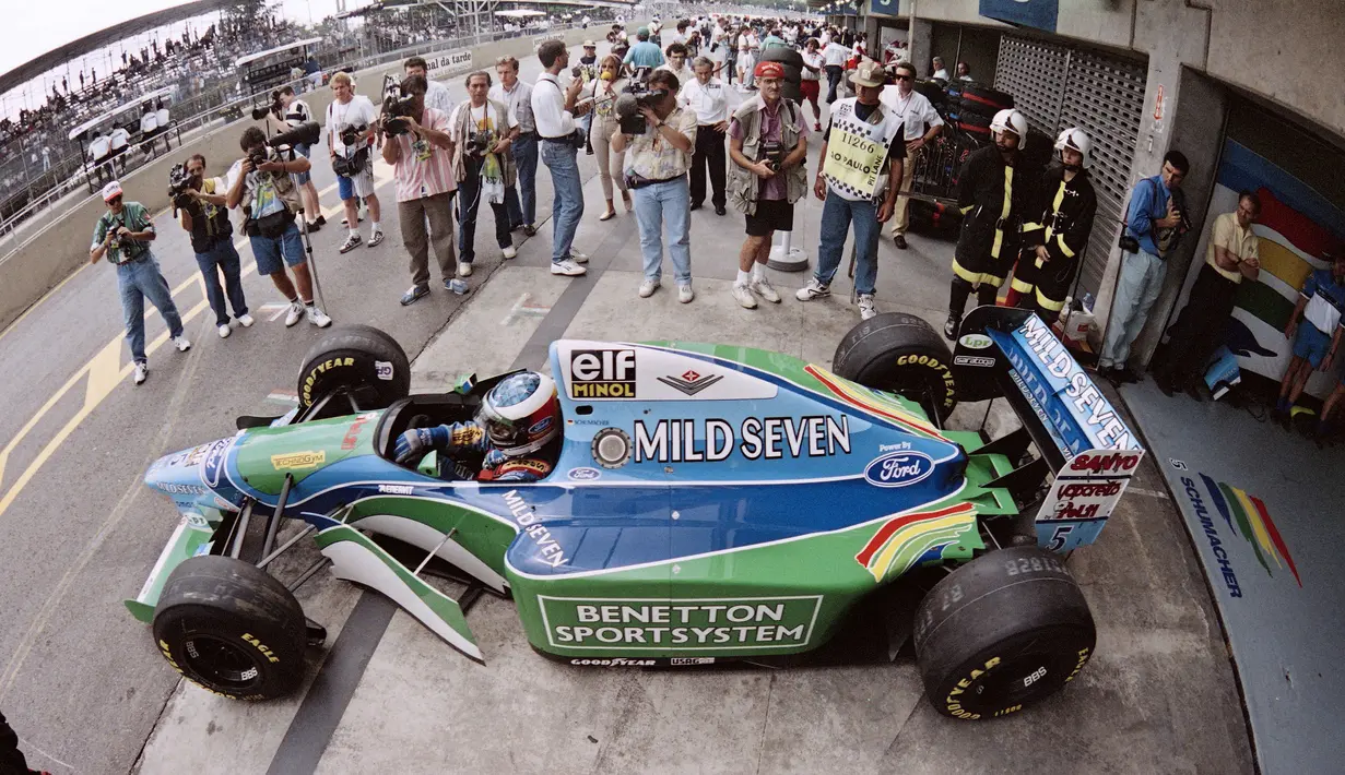 Pada tahun 1994, Schumacher bersama tim Benetton melakukan kontroversi akibat penggunaan traction control ilegal yang menguntungkan ketika melakukan pit stop. Hal ini akhirnya terungkap ketika GP Brasil. Akibat tindakannya ini tim Benetton dikenai sanksi denda oleh FIA. (Foto: AFP/Antonio Scorza)