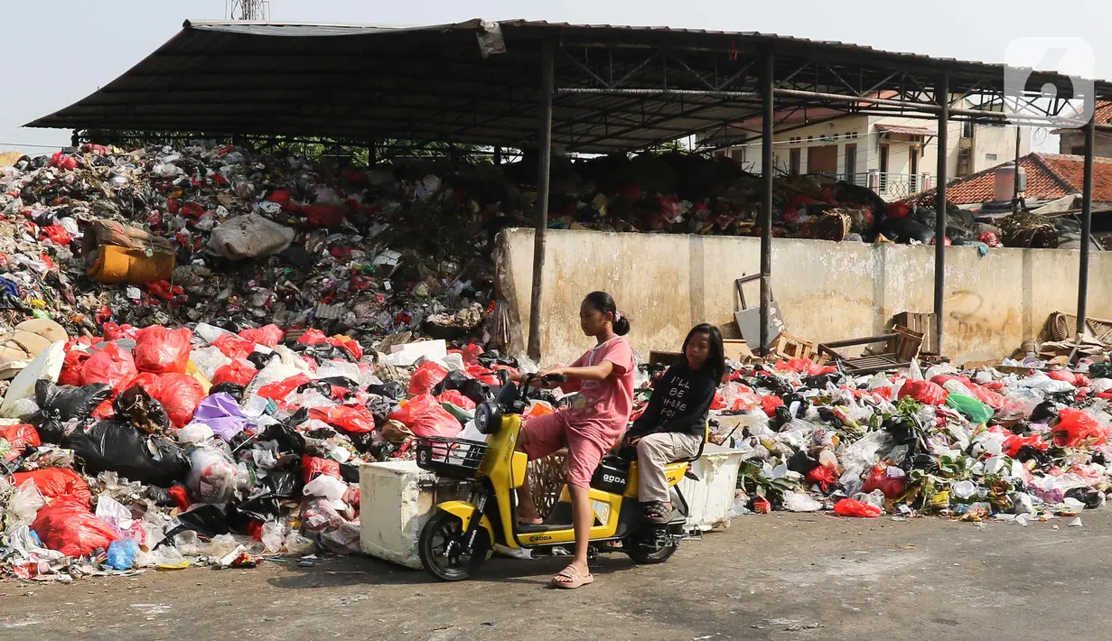 Sampah yang telah melebihi kapasitas itu meluber ke satu lajur jalan. (Liputan6.com/Herman Zakharia)