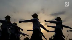 Calon Paskibraka saat berlatih berbaris di PPPON, Cibubur, Jakarta Timur, Jumat (4/8). Jelang latihan gabungan (latgab), pasukan calon Paskibraka terus matangkan kekompakan upacara menaikan dan menurunkan bendera. (Liputan6.com/Yoppy Renato)
