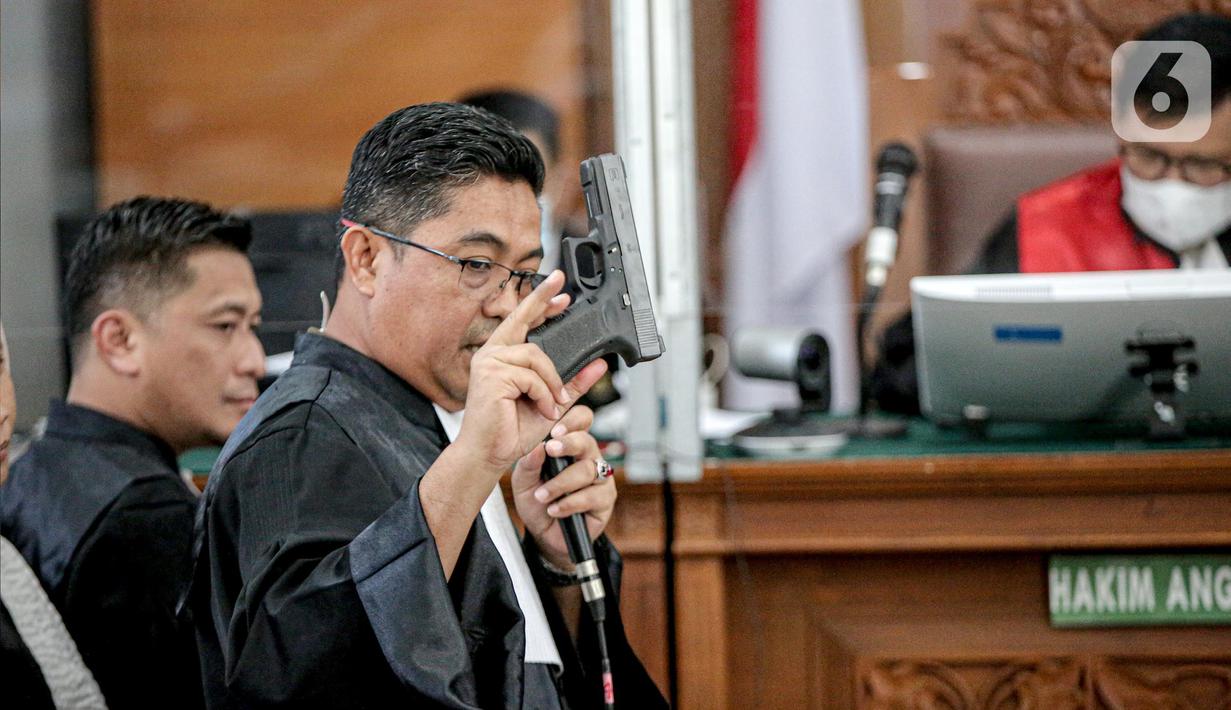 Jaksa menunjukkan barang bukti senjata HS dalam sidang lanjutan kasus pembunuhan Brigadir Yosua Hutabarat aau Brigadir J dengan terdakwa Ferdy Sambo dan Putri Chandrawathi di PN Jakarta Selatan, Jakarta, Selasa (22/11/2022). Jaksa Penuntut Umum (JPU) menghadirkan beberapa senjata api yang dijadikan alat bukti dalam kasus pembunuhan Brigadir J. (Liputan6.com/Faizal Fanani)