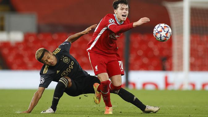 Penyerang Ajax Amsterdam, David Neres bertabrakan dengan bek Liverpool Neco Williams pada matchday kelima Grup D Liga Champions di Anfield, Selasa (1/12/2020). Curtis Jones mencetak gol satu-satunya yang membawa Liverpool melaju ke babak 16 besar. (Phil Noble/Pool via AP)