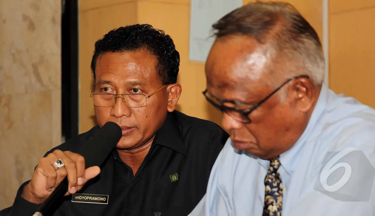 Jaksa Muda Pidana Khusus Widyo Pramono (kiri) memberikan keterangan pers usai rapat koordinasi terkait eksekusi lahan sawit di Padang Lawas, Sumatera Utara, Gedung KPK, Jakarta, Selasa (28/4/2015). (Liputan6.com/Helmi Afandi)