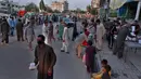 Orang-orang menerima kotak makanan dan minuman manis tradisional untuk berbuka puasa di Rawalpindi, Pakistan, Minggu, (3/5/2020). Umat Muslim di seluruh dunia sedang melaksanakan Ramadan untuk menahan diri dari makan, minum sejak subuh sampai senja. (AP/Anjum Naveed)