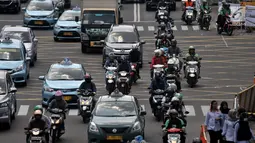 Pengendara sepeda motor melintas di Jalan MH Thamrin, Jakarta, Senin (2/7). Sistem ganjil-genap untuk sepeda motor rencana akan diberlakukan mulai pukul 06.00-10.00 WIB di Jalan MH Thamrin dan Medan Merdeka Barat. (Merdeka.com/ Iqbal S. Nugroho)
