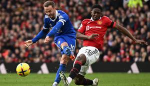 Debut Kobbie Mainoo bersama tim senior Manchester United terjadi pada pekan ke-23 Premier League musim 2022/2023 kontra Leicester City di Old Trafford (19/2/2023). Tampil pada 10 menit terakhir, ia turut membawa MU menang 3-0 atas Leicester City. (AFP/Oli Scarff)