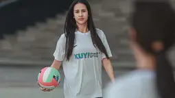 Jika dilihat dari keterangan dalam unggahannya di Instagram, latihan bermain voli pantai ini merupakan yang pertama kali baginya. Kendati demikian, Anya Geraldine terlihat antusias dan energik bermain voli pantai. (Liputan6.com/IG/@anyageraldine)