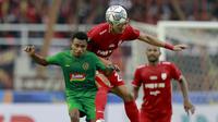 Pemain PSS Sleman, Todd Rivaldo Albert Ferre, berebut bola dengan pemain Persis Solo, Sutanto Tan (kanan), dalam lanjutan pertandingan babak penyisihan Grup A Piala Presiden 2022 di Stadion Manahan, Solo, Jawa Tengah, Sabtu (11/6/2022). (Bola.com/Arief Bagus)