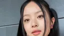 Idol berusia 18 tahun ini punya wajah yang unik, perpaduan Vietnam-Australia. [Pinterest]