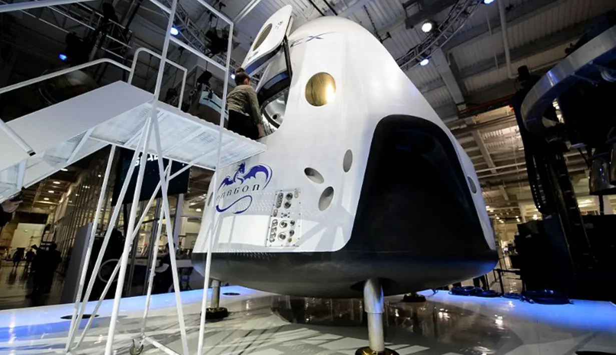 Kapsul ruang angkasa berawak, SpaceX's Dragon V2 diperkenalkan ke publik saat konferensi pers di Hawthorne, California, (29/5/2014). (AFP PHOTO/Robyn Beck)