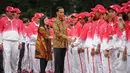 Presiden Jokowi dan Menteri Puan Maharani bersalaman dengan atlet Indonesia yang akan berlaga di SEA Games XXVIII Singapura, Jakarta, Selasa (26/5/2015). Pesan Jokowi agar para atlet berjuang sekuat tenaga mengharumkan bangsa. (Liputan6.com/Faizal Fanani)