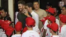 Mantan bintang sepak bola Inggris David Beckham menyapa anak-anak pada acara AIA Sepak Bola untuk Negeri di Jakarta, Minggu (25/3). Kegiatan David dan AIA yaitu membagikan 10 ribu bola untuk akademi sepak bola di Indonesia. (Liputan6.com/Herman Zakharia)