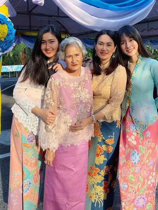 Keluarga Nong Poy memang gemar berkebaya sebagai bagian melestarikan budaya. [@poydtreechada]
