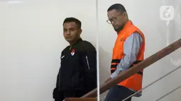Komisi Pemberantasan Korupsi (KPK) menahan Ishfah Abidal Aziz alias Gus Alex, Staf Khusus Menteri Agama (Menag) periode 2020-2024, Yaqut Cholil Qoumas. Tampak dalam foto, mantan Staf Khusus Menteri Agama (Menag) periode 2020-2024, Yaqut Cholil Qoumas, Ishfah Abidal Aziz alias Gus Alex (kanan) usai menjalani pemeriksaan di Gedung Merah Putih Komisi Pemberantasan Korupsi (KPK), Jakarta, Selasa (17/3/2026). (Liputan6.com/Helmi Fithriansyah)