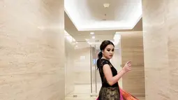 Kecantikan Ayu Ting Ting memakai baju India tersebut sampai menarik perhatian Shaheer Sheikh yang merupakan mantan kekasih putri dari Ayah Ozak itu. (Instagram/ ayutingting92)
