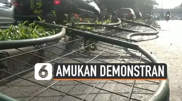 Sejumlah fasilitas umum rusak akibat amukan massa demonstran Senin (30/9/2019) malam. Petugas sudin kehutanan Jakarta mencoba perbaiki pagar pembatas jalan yang roboh di daerah Bendungan Hilir.