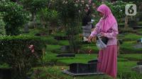 Warga menabur bunga saat berziarah ke makam TPU Malaka di Jakarta Timur, Sabtu (11/2023). Untuk menghindari kepadatan saat berziarah ke makam keluarga, warga memilih untuk lebih awal guna menghindari kepadatan ziarah kubur jelang bulan suci Ramadhan 1444 Hijriah. (merdeka.com/Imam Buhori)