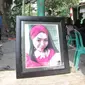 Foto korban pembunuhan yang jenazahnya dibakar di Blora dipajang di depan rumah duka RT 4/RW 16, Desa Sendangmulyo, Tembalang, Semarang, kemarin. (M HARIYANTO/RADAR SEMARANG)