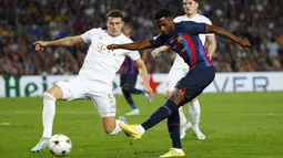 Penyerang Barcelona Ansu Fati melakukan tembakan ke gawang di depan pemain bek Bayern Munchen Benjamin Pavard pada matchday kelima Grup C Liga Champions di Camp Nou, Barcelona, Spanyol, Kamis (27/10/2022). Blaugrana harus puas menempati posisi ketiga klasemen dengan raihan 3 angka.  (AP Photo/Joan Monfort)