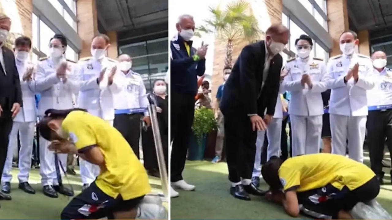 Menang Medali Emas, Atlet Ini Sujud di Hadapan Ayahnya