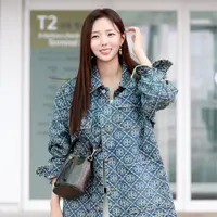 Mulai dari keberangkatannya, Chae Soobin telah menggunakan head to toe Tory Burch. Saat berada di bandara Incheon menuju acara Tory Burch di Taipei ia tampil dengan gaya kasual. [Tory Burch]