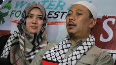 Tak seperti pengantin baru lain yang berbulan madu ke tempat wisata, Opick justru mengajak sang istri pergi ke tempat pengungsian warga Palestina yang ada di perbatasan Turki.