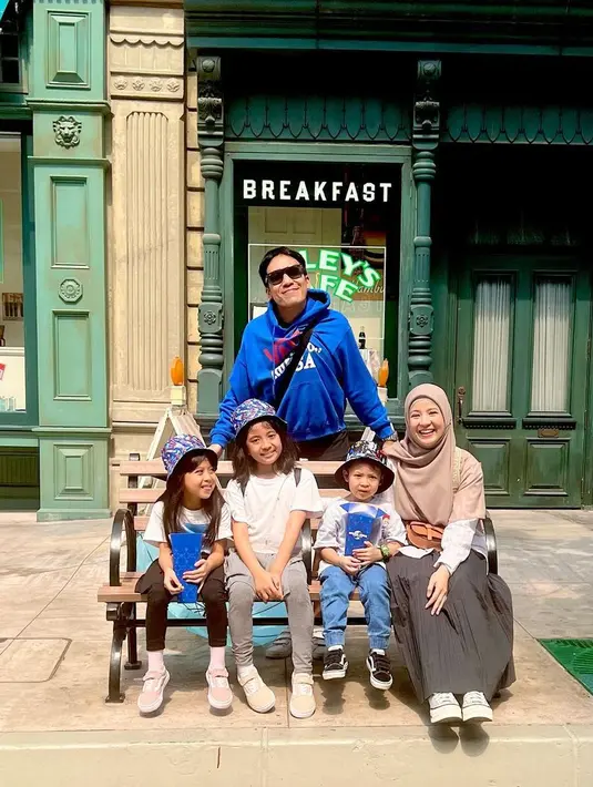 <p>Tidak sedikit netizen penasaran dengan teman-teman Miskha yang kerap teriak memanggil nama Desta saat bertemu. Seperti diketahui, Desta pernah menceritakan ada teman anaknya yang memanggilnya dengan santai dan teriak. [Instagram/desta80s]</p>