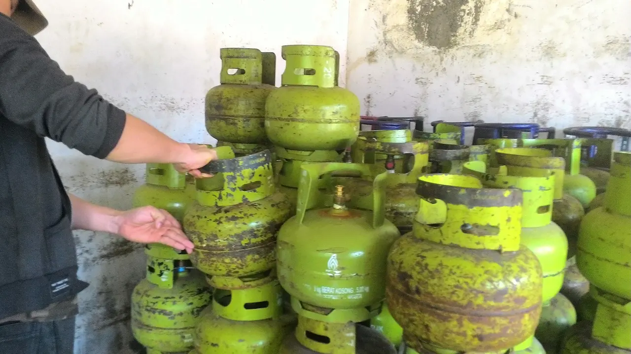  Kepolisian Sektor Gunung Sindur  menggerebek sebuah gudang tempat penyuntikan gas elpiji ilegal di Kampung Kreo, Desa Cibadung, Kecamatan, Gunung Sindur, Kabupaten Bogor.