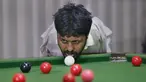 Mohammad Ikram bermain snooker dengan dagunya di sebuah klub snooker lokal di kota Samundri, Pakistan, Minggu (25/10/2020). Ikram, 32, lahir tanpa lengan, tetapi semua orang mengagumi keterampilan snookernya ketika dia memukul bola dengan dagunya di atas meja snooker. (AP Photo/Anjum Naveed)