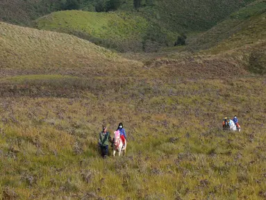 Pemilik kuda mengantarkan pengunjung berkuda di kawasan wisata Gunung Bromo, Probolinggo, Jawa Timur, Jumat (10/9/2021). Balai Besar Taman Nasional Bromo Tengger Semeru (BB-TNBTS) mulai membuka pintu masuk kawasan wisata Bromo melalui Kabupaten Probolinggo. (merdeka.com/Arie Basuki)