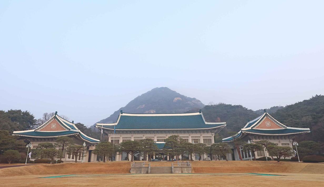 Pemandangan umum Cheong Wa Dae, juga dikenal sebagai Gedung Biru, terlihat di Seoul, Korea Selatan, Senin, 29 Desember 2025. Cheong Wa Dae, atau dikenal sebagai Blue House merupakan simbol kekuasaan eksekutif di Korea Selatan yang berlokasi di distrik Jongno, Seoul. (Kim Do-hun/Yonhap via AP)