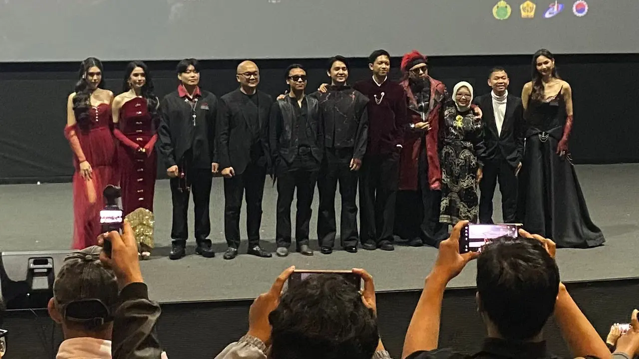 Para pemain, sutradara, dan penulis naskah film 402 Rumah Sakit Angker Korea dalam konferensi pers di Jakarta, Senin (6/7/2027). (Liputan6.com/Nola Vemiliana)