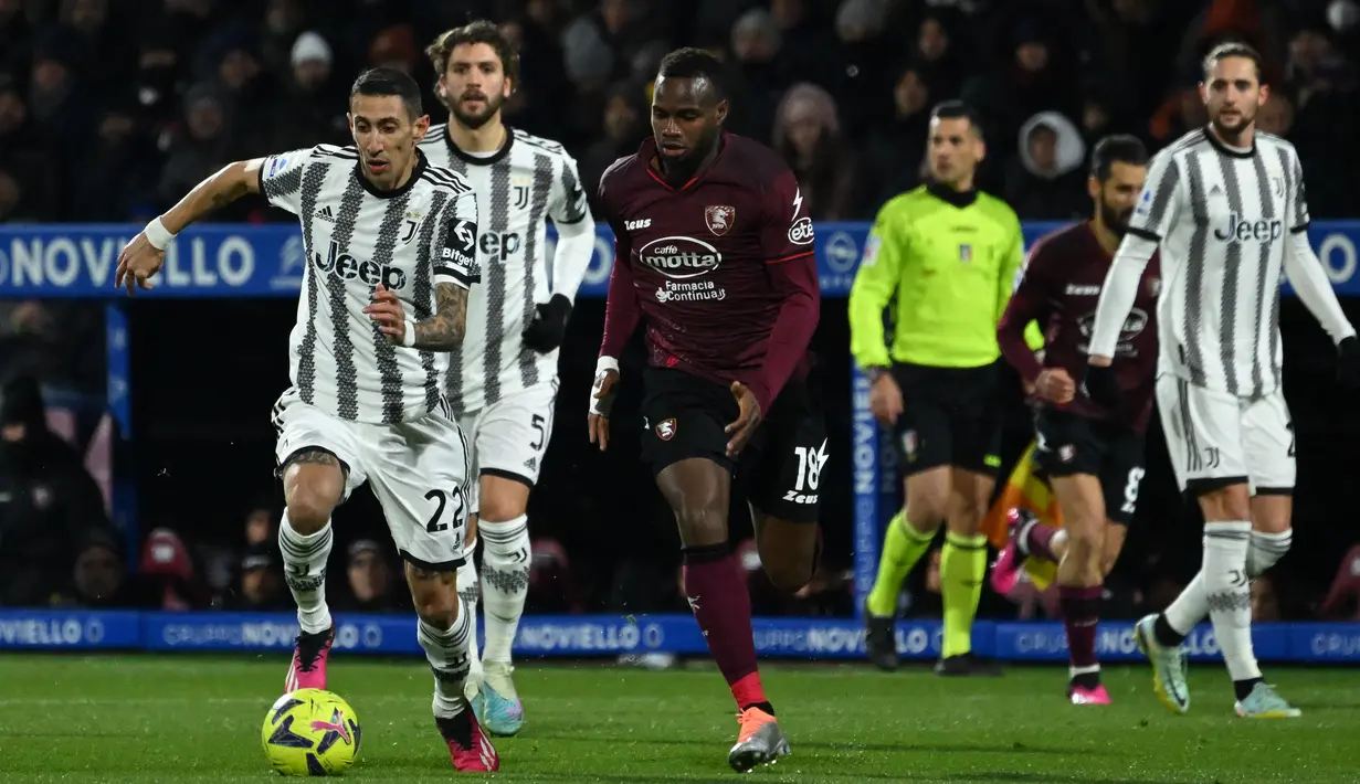 Penyerang Juventus Angel Di Maria (kiri) mengalahkan gelandang Salernitana Lassana Coulibaly pada pekan ke-21 Liga Italia 2022/2023 di Stadio Arechi, Rabu dini hari WIB (8/2/2023). Dengen kemenangan ini posisi Bianconeri di klasemen sementara naik ke posisi 10 dengan raihan 26 angka. (Photo by Andreas SOLARO / AFP)