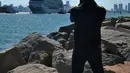 Seorang pria mengambil gambar kapal pesiar milik Carnival, Adonia di Pelabuhan Miami, Florida, Minggu (1/5). Setelah berhenti selama setengah abad, AS dan Kuba lakukan pelayaran bersejarah selama tujuh hari dari Miami ke Havana. (Gaston De CARDENAS/AFP)