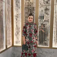 Ashanty kembali mencuri perhatian publik lewat penampilannya yang elegan saat menghadiri sebuah acara kondangan. [@ashanty_ash].