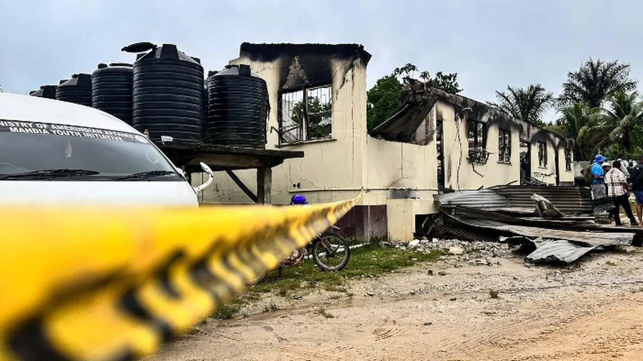 Aksi Siswi Mmebakar Asrama
