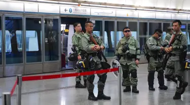 Polisi anti huru-hara berjaga di stasiun pusat ekspres bandara di pusat kota Hong Kong, Sabtu (7/9/2019). Kepolisian Hong Kong membatasi layanan transportasi bandara dan stasiun kereta pada Sabtu, 7 September 2019 menyusul rencana adanya unjuk rasa besar-besaran. (AP Photo/Vincent Yu)